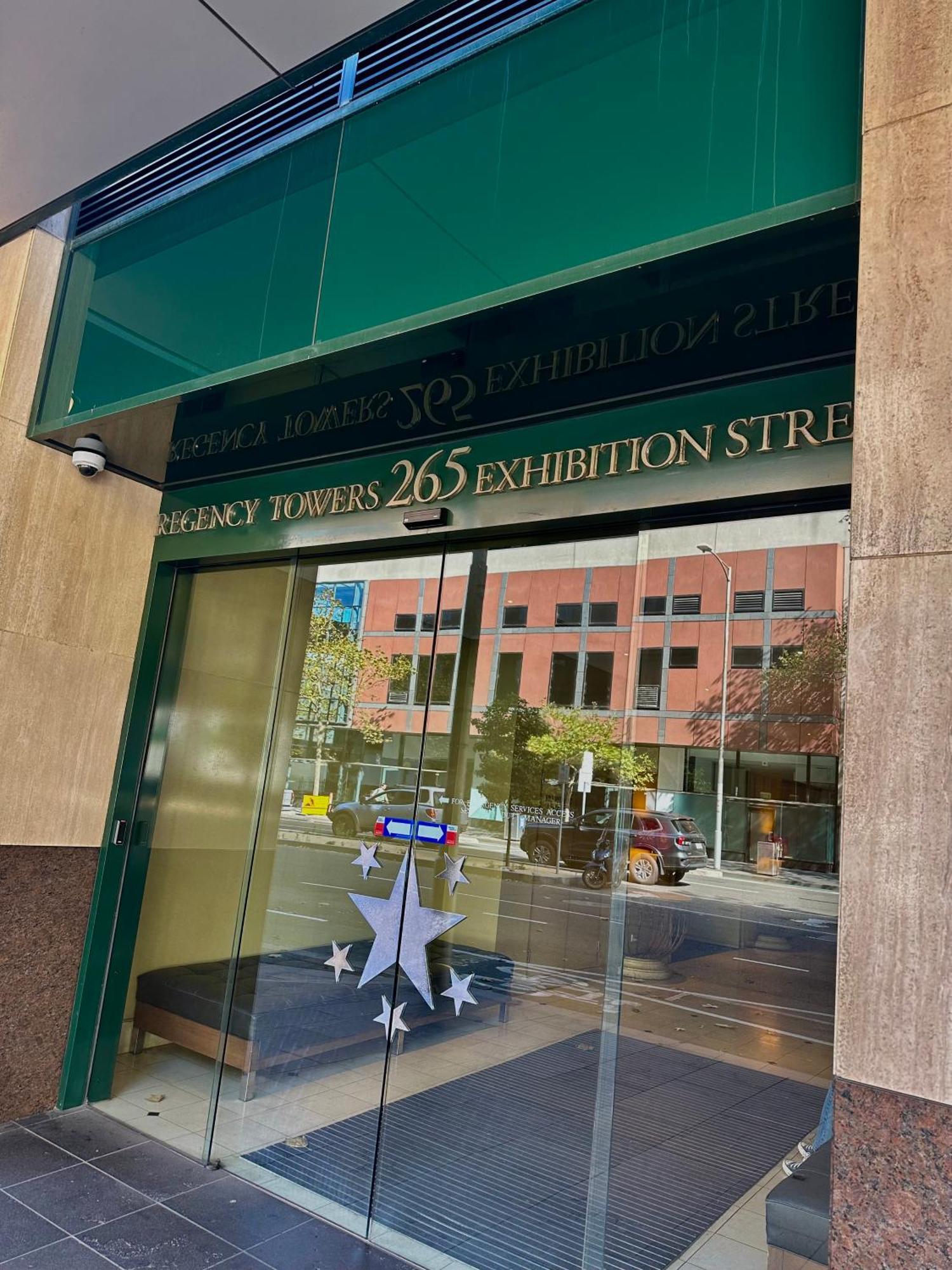 Private 1 Bed Accom With Bathroom In A 3 Bed Apartment - Melb Cbd, Regency Towers - Free Parking, Wifi And Pool Melbourne Exterior foto