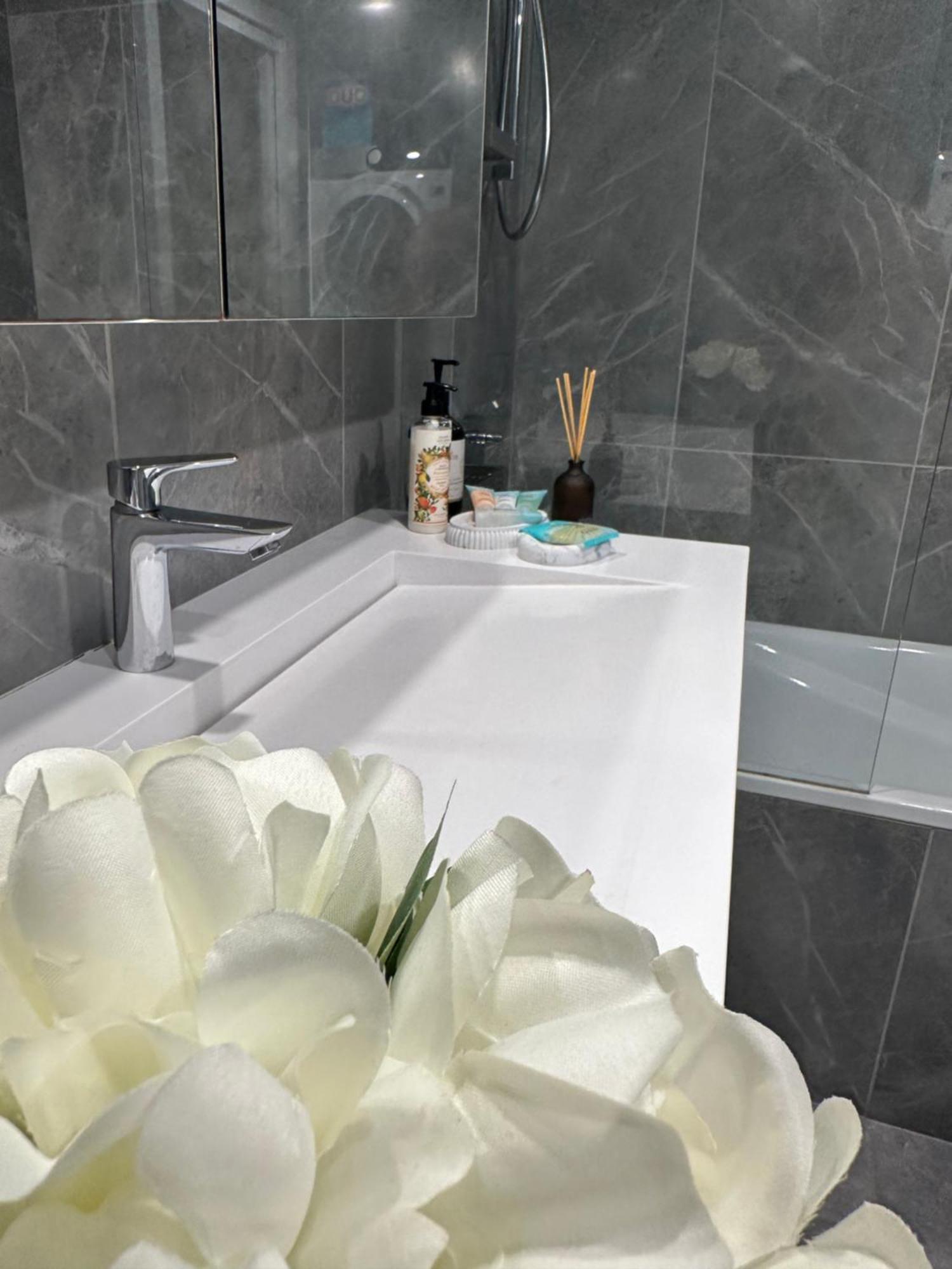 Private 1 Bed Accom With Bathroom In A 3 Bed Apartment - Melb Cbd, Regency Towers - Free Parking, Wifi And Pool Melbourne Exterior foto